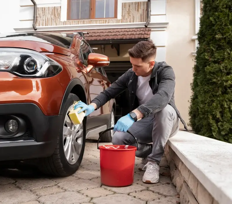 Lavage auto à domicile Montussan : professionnel intervenant sur un véhicule